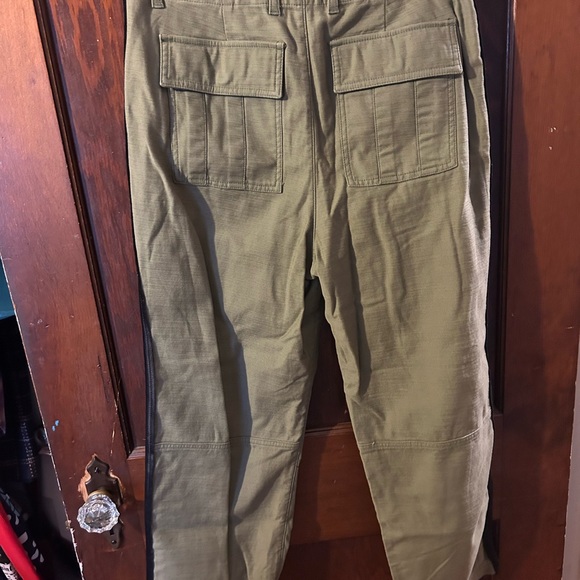 Gap olive cargo style pants. - Picture 5 of 5